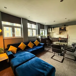 3 Bedroom In The Heart Of - Modern - Sleeps 6 Apartment